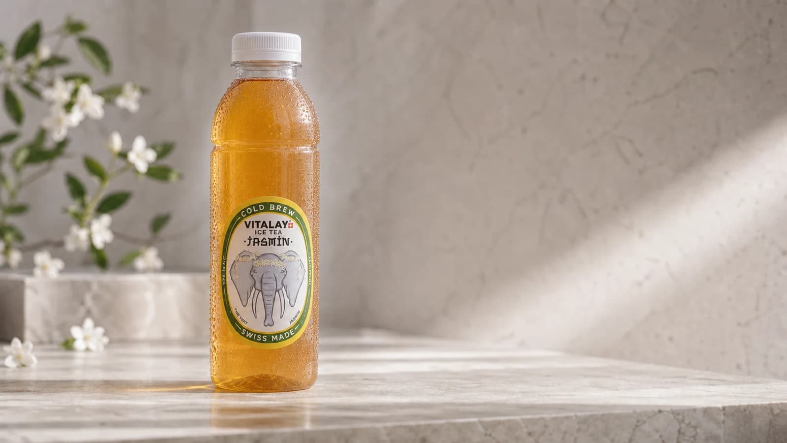 Bouteille Vitalay Thé froid Jasmin condensation sur surface en pierre, lumière fenêtre atelier